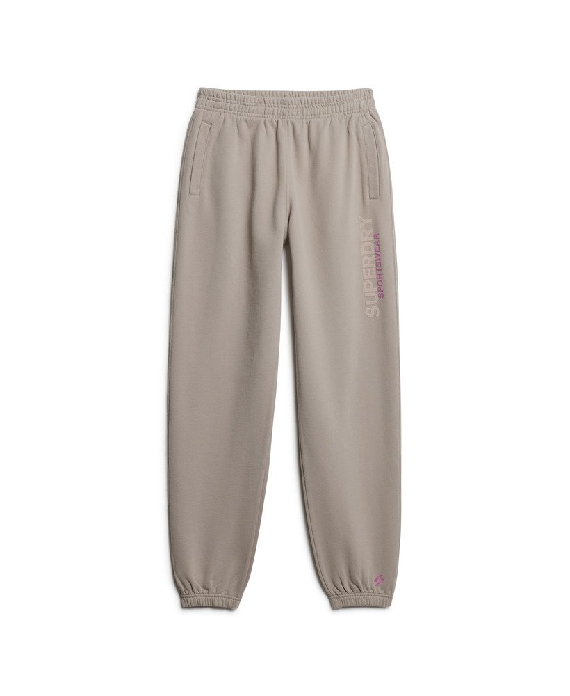 calça jogger estilo boyfriend esportiva em tecido texturizado bege escuro.