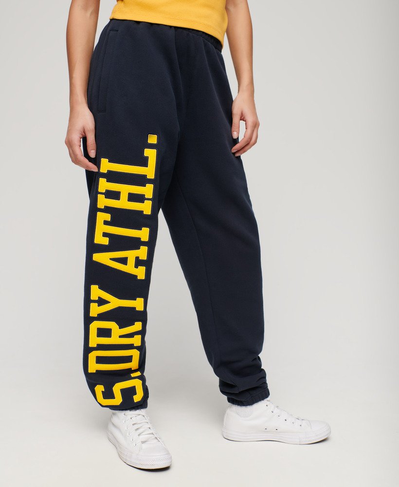 calça jogger masculina com logo universitário na cor azul-marinho eclipse.