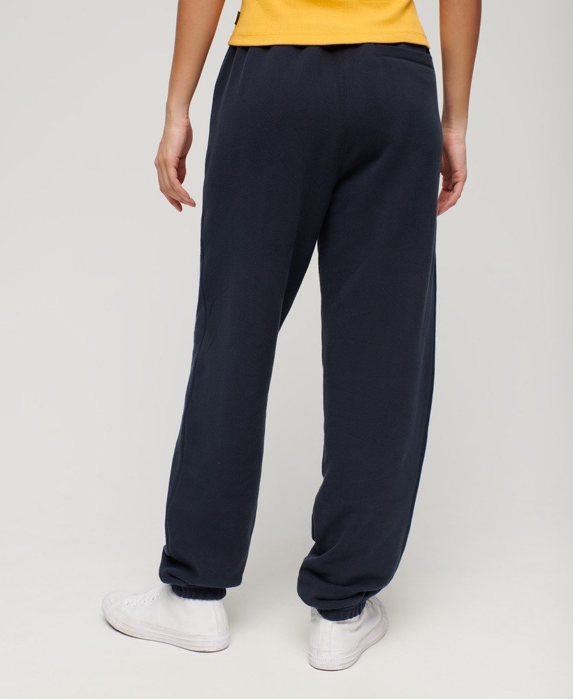 calça jogger masculina com logo universitário na cor azul-marinho eclipse.