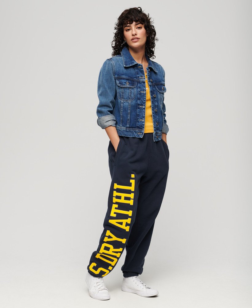 calça jogger masculina com logo universitário na cor azul-marinho eclipse.