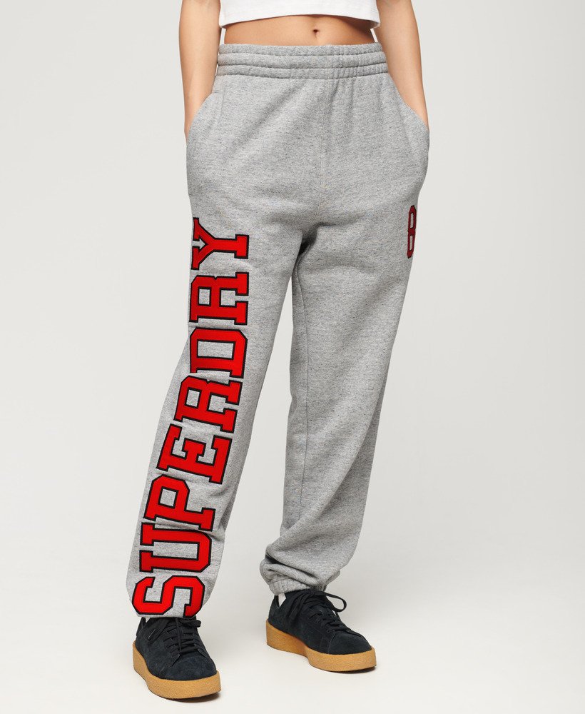calça jogger masculina com logo universitário em cinza mesclado atlético
