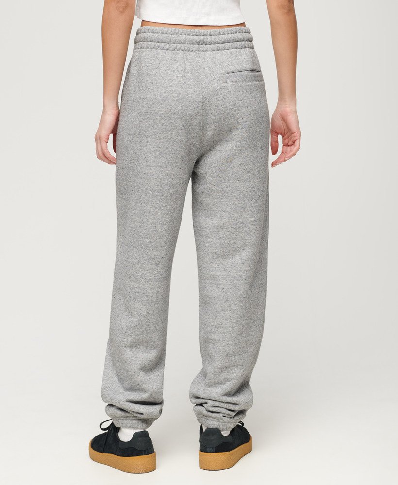calça jogger masculina com logo universitário em cinza mesclado atlético