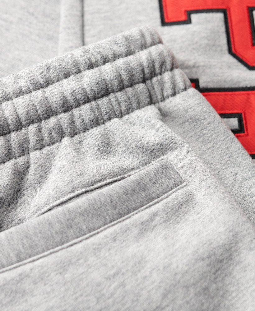 calça jogger masculina com logo universitário em cinza mesclado atlético