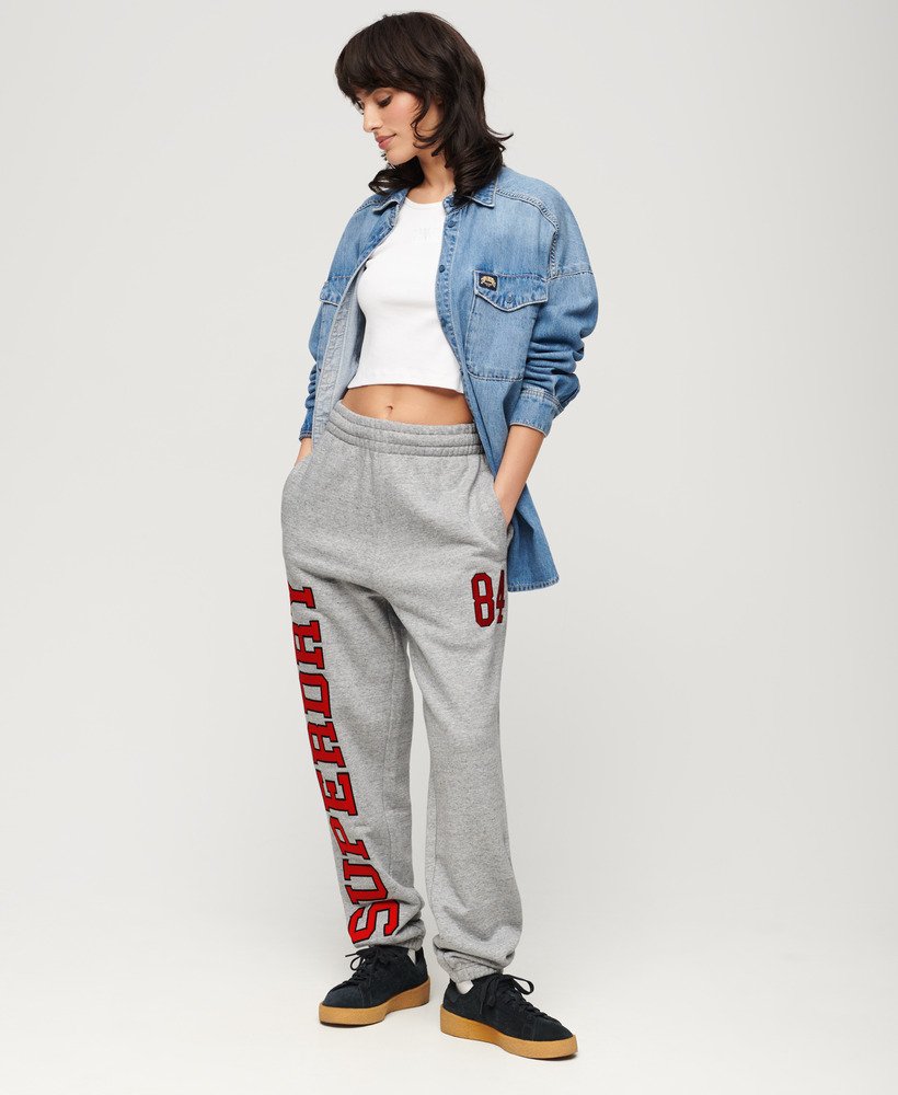 calça jogger masculina com logo universitário em cinza mesclado atlético