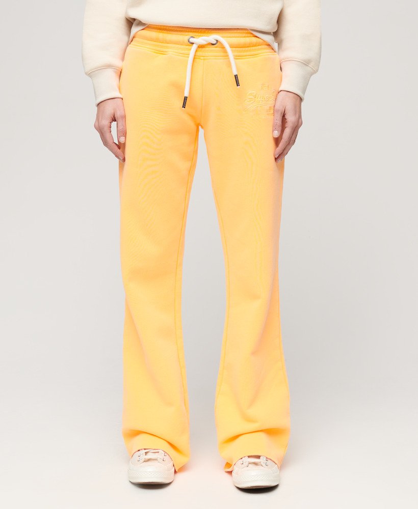 calça jogger flare de cintura baixa com logo vintage em neon na cor laranja vibrante.