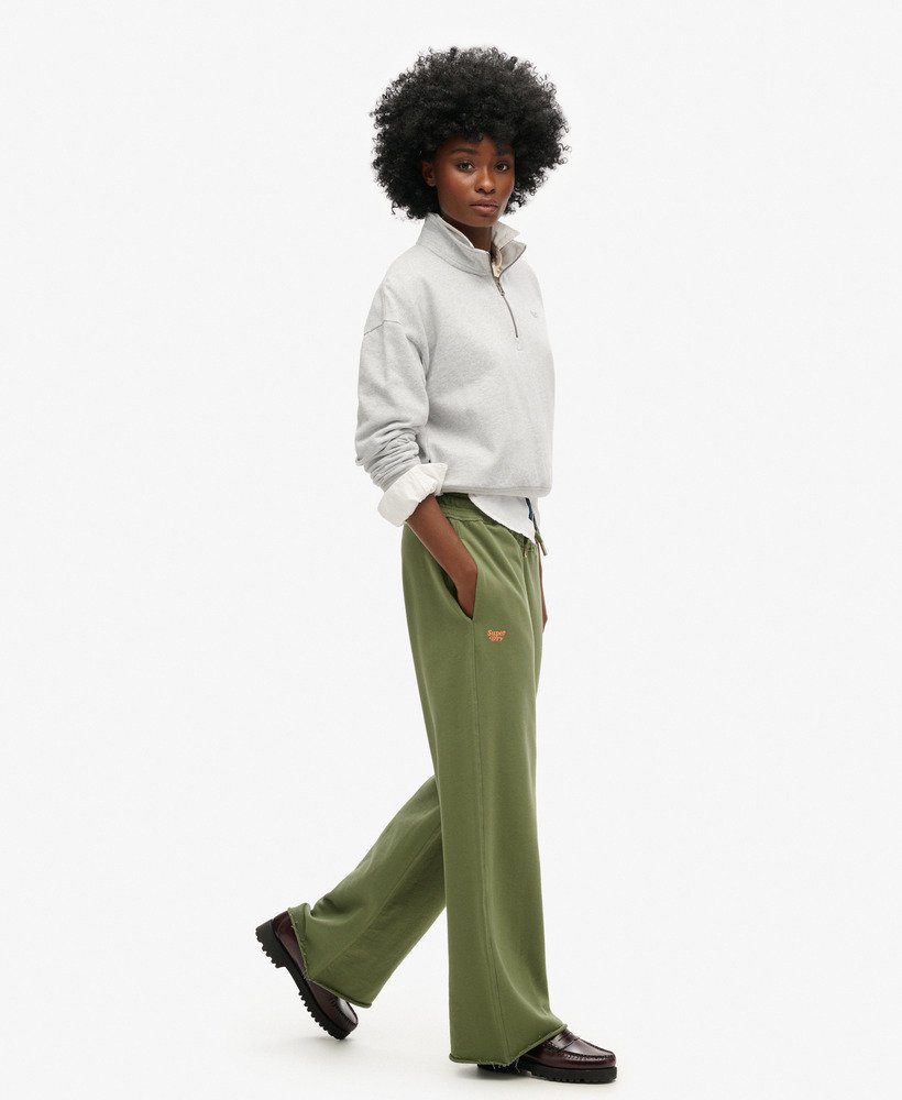 calça jogger reta essential logo na cor cáqui oliva