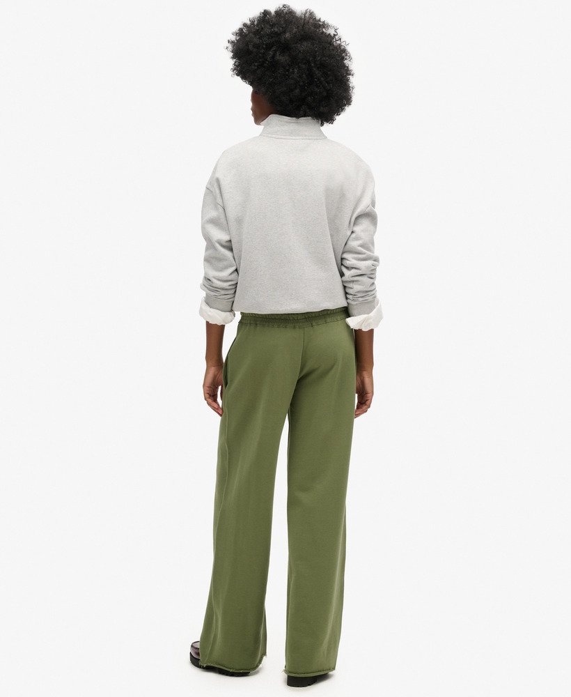 calça jogger reta essential logo na cor cáqui oliva