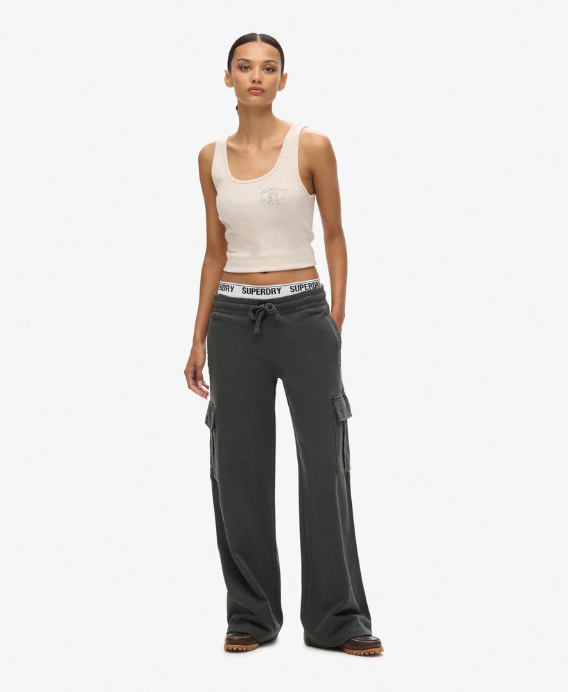 calça jogger cargo vintage larga da athletic essentials na cor preta lavada.