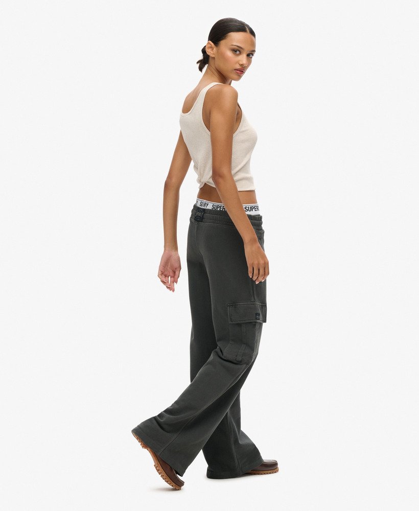 calça jogger cargo vintage larga da athletic essentials na cor preta lavada.