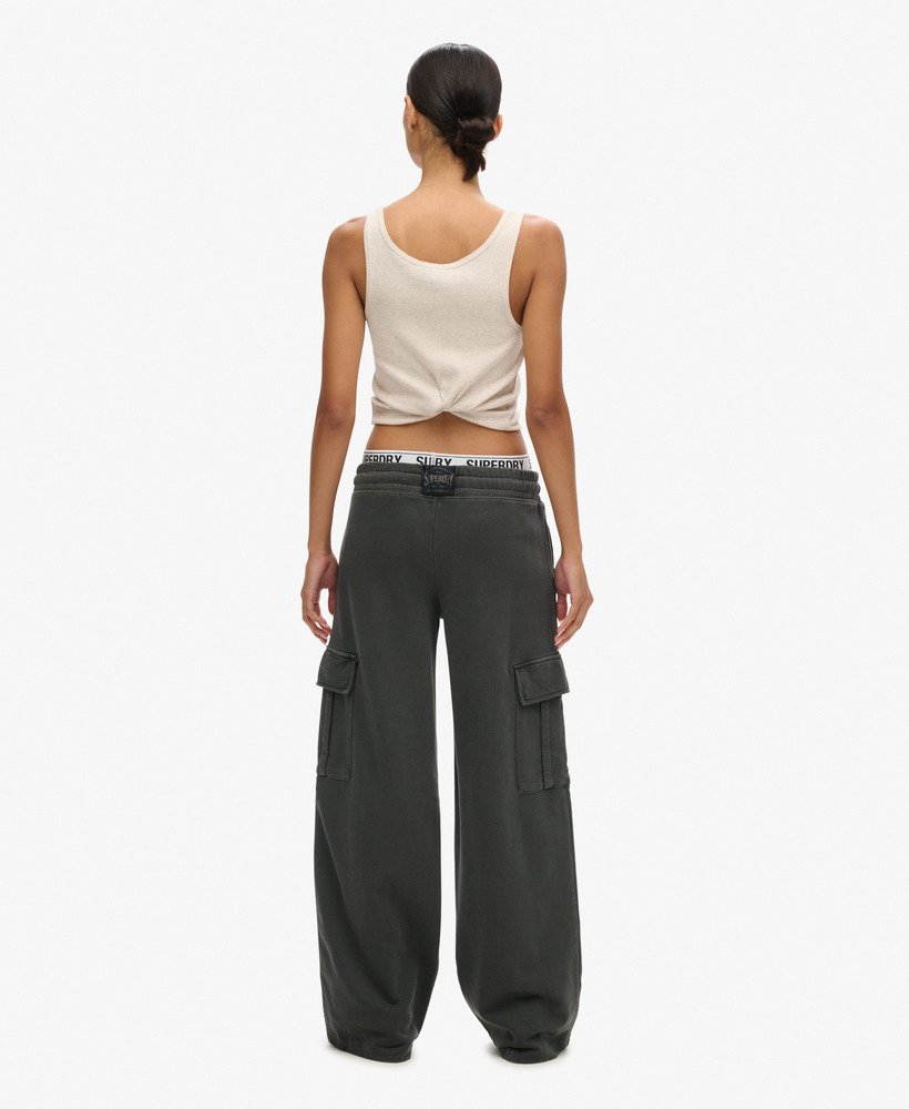 calça jogger cargo vintage larga da athletic essentials na cor preta lavada.