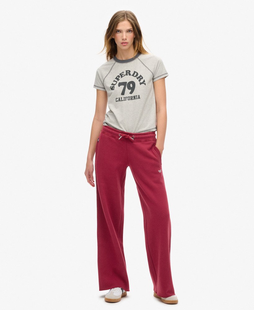 calça jogger reta essential logo em um tom rico de vinho.