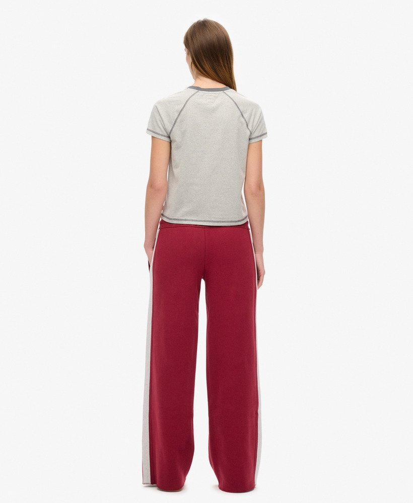 calça jogger reta essential logo em um tom rico de vinho.