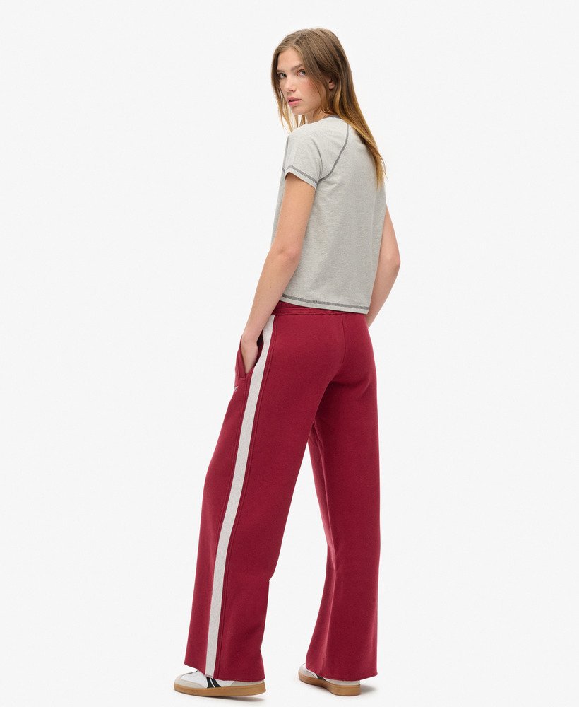 calça jogger reta essential logo em um tom rico de vinho.