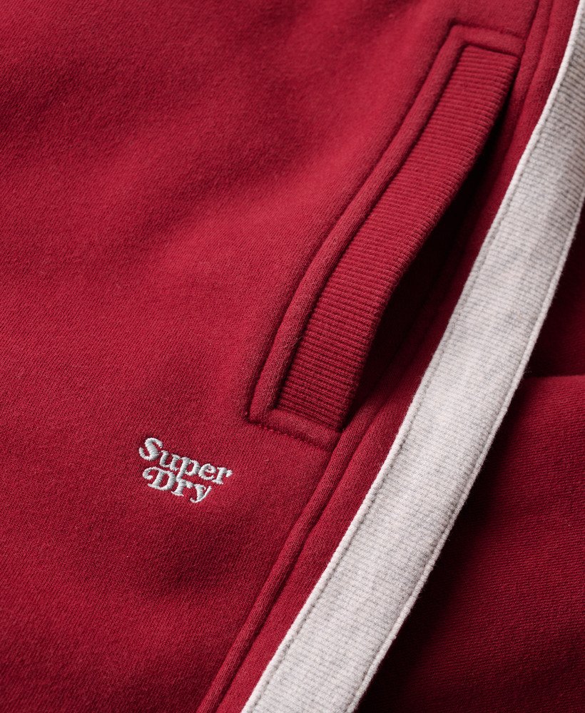 calça jogger reta essential logo em um tom rico de vinho.