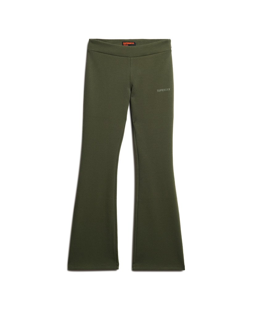 calças de moletom sport tech de cintura baixa e boca larga na cor cáqui militar.