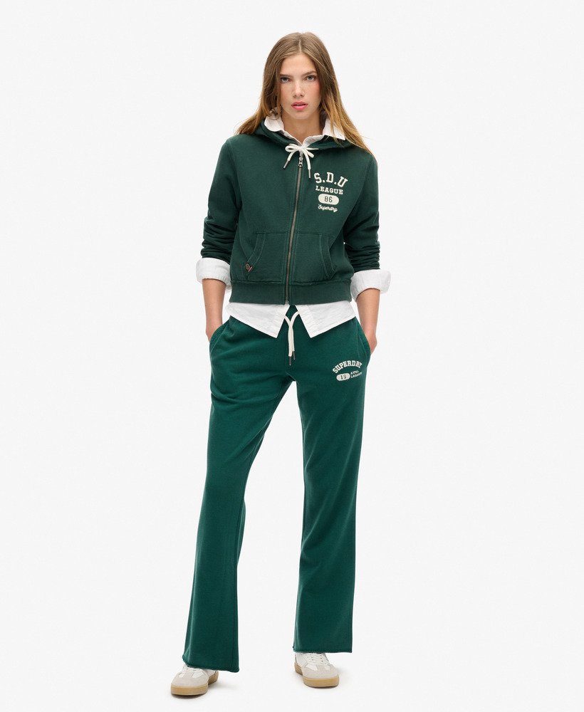 calça de moletom athletic essentials de cintura baixa e boca larga na cor verde pinho escuro.
