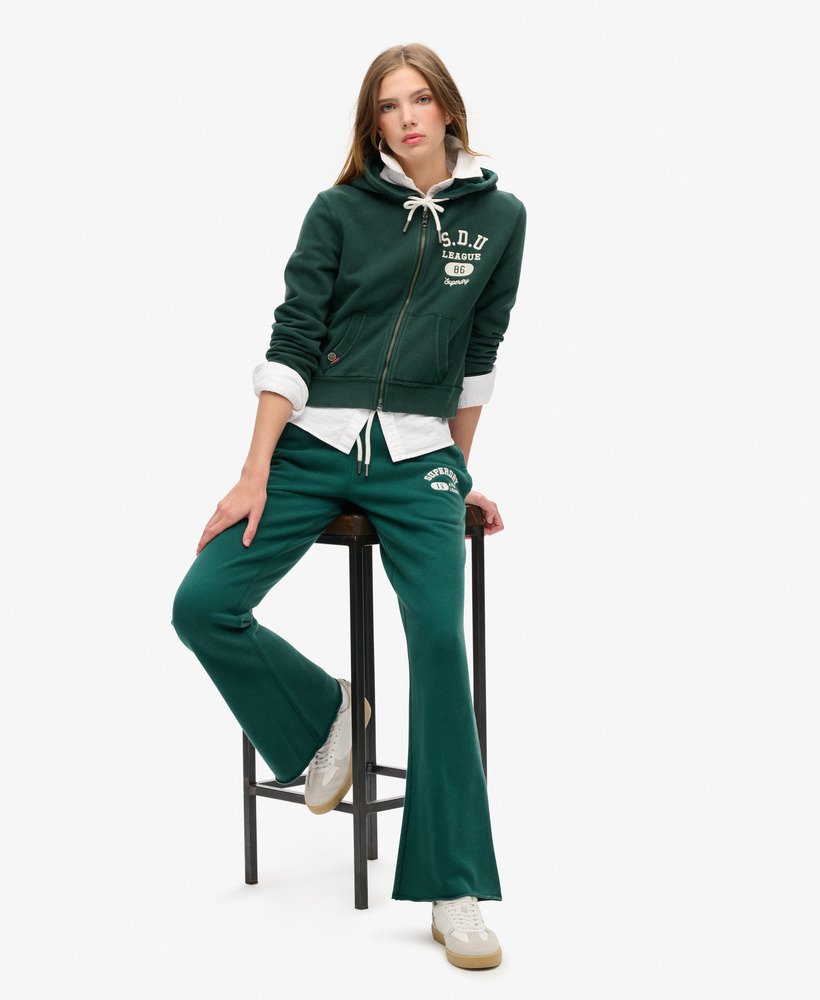 calça de moletom athletic essentials de cintura baixa e boca larga na cor verde pinho escuro.