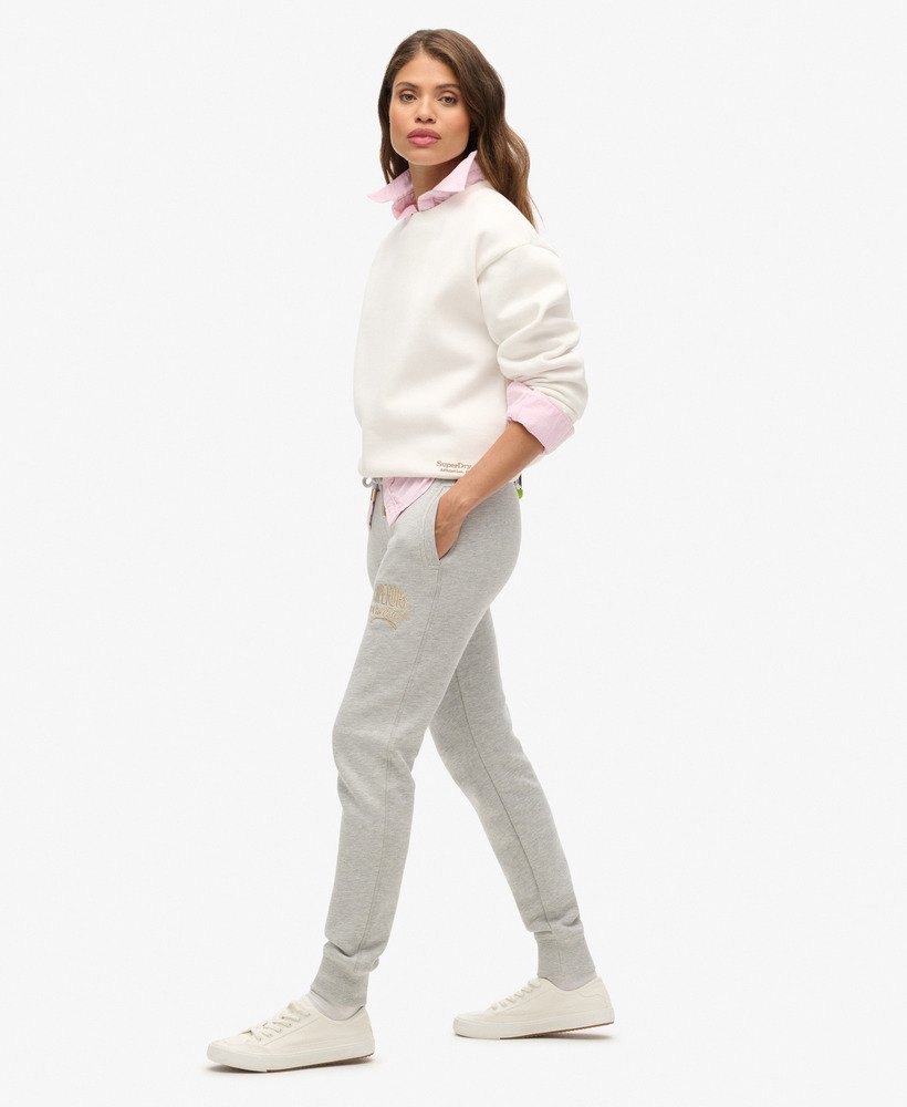 calça jogger slim luxe com logo metálico na cor bege mesclado pedra-pumice