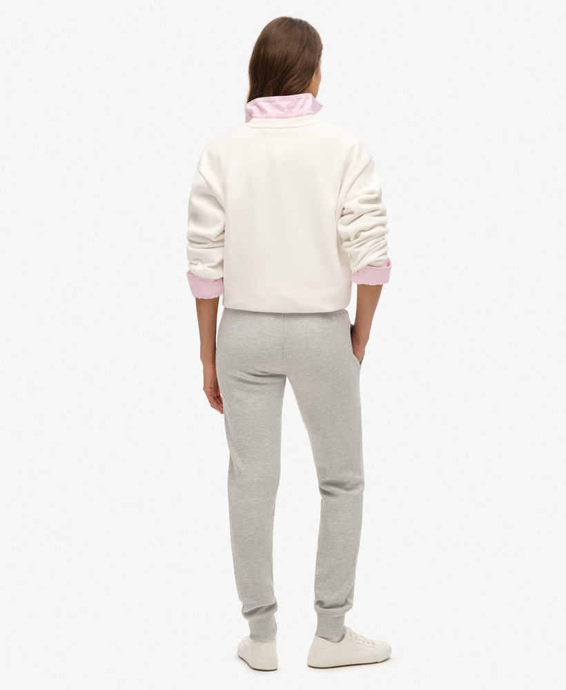 calça jogger slim luxe com logo metálico na cor bege mesclado pedra-pumice