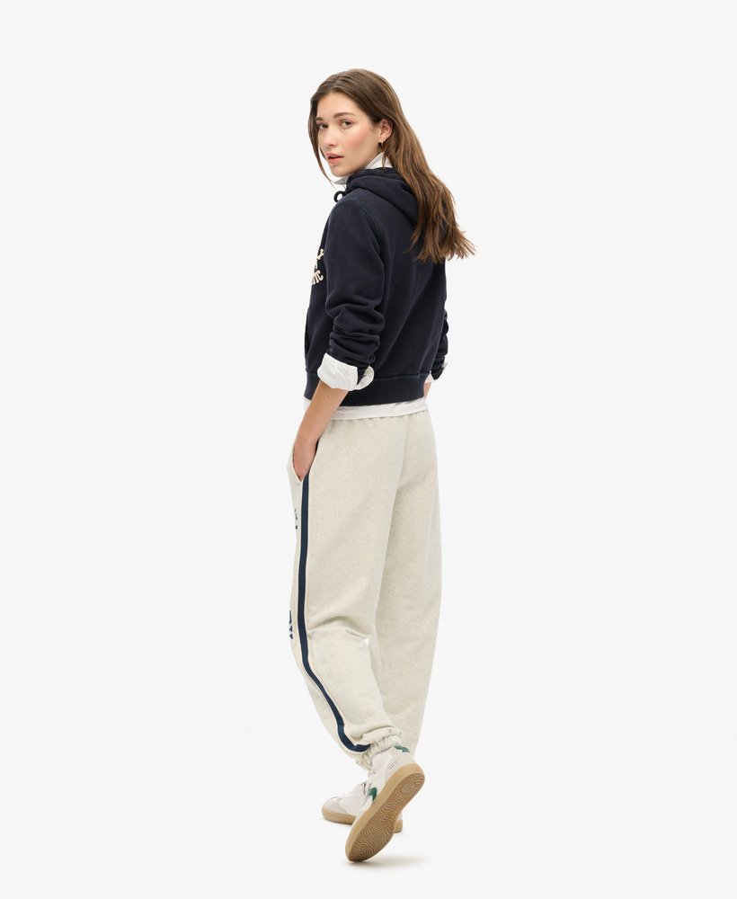 calça de moletom athletic essentials vintage com listras laterais na cor cinza mesclado aveia