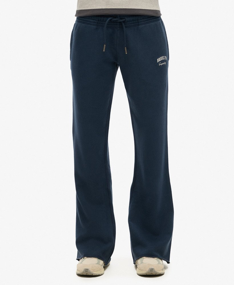 calça jogger flare de cintura baixa athletic essentials na cor azul marinho intenso