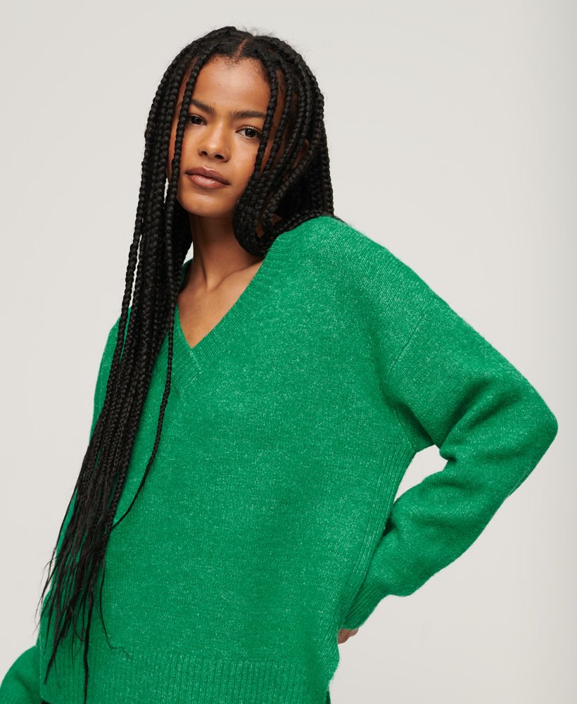 suéter oversized com decote em v na cor verde mescla vibrante.