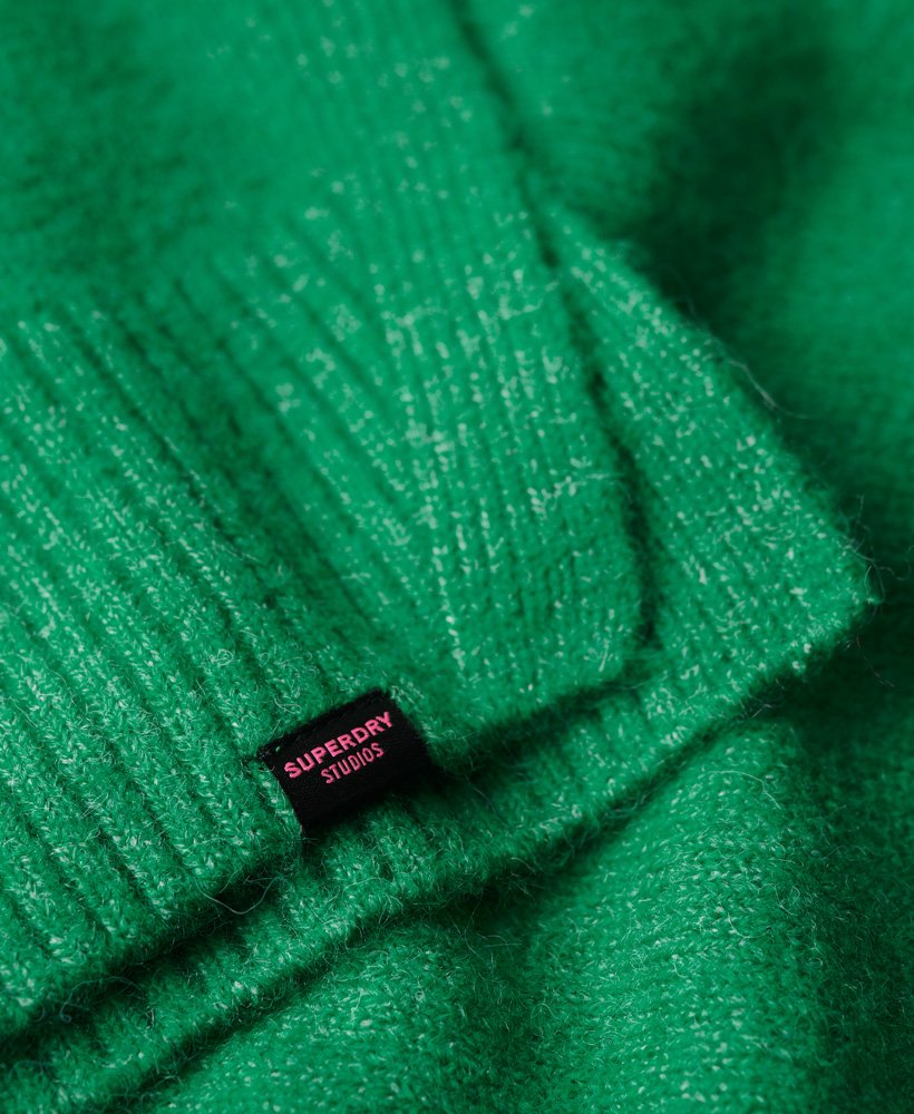 suéter oversized com decote em v na cor verde mescla vibrante.