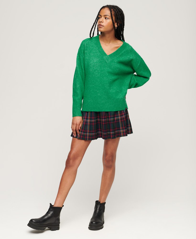 suéter oversized com decote em v na cor verde mescla vibrante.