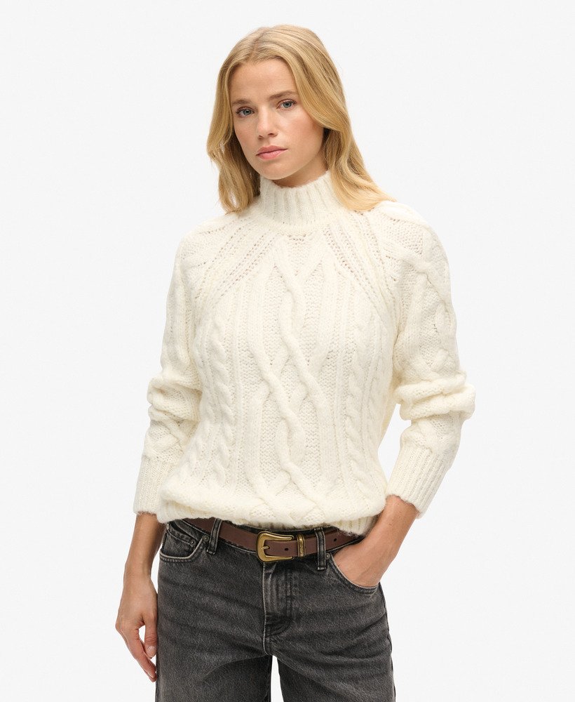 suéter de gola alta em tricô trançado na cor branco off-white.