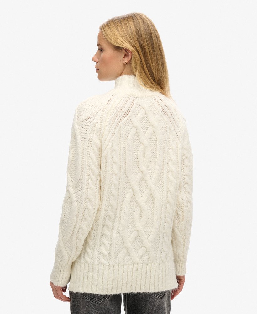 suéter de gola alta em tricô trançado na cor branco off-white.