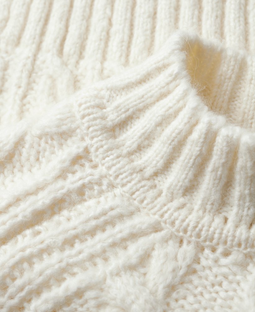 suéter de gola alta em tricô trançado na cor branco off-white.