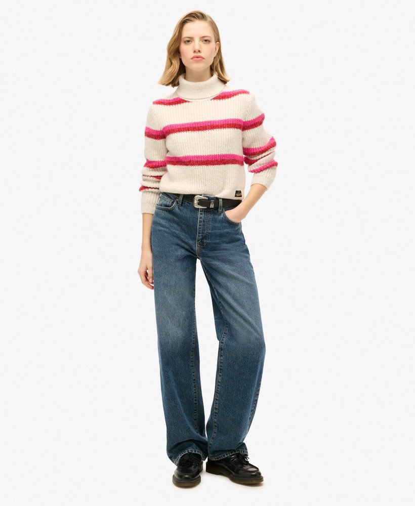 suéter cropped de gola alta listrado em rosa com estampa yarrow stripe.