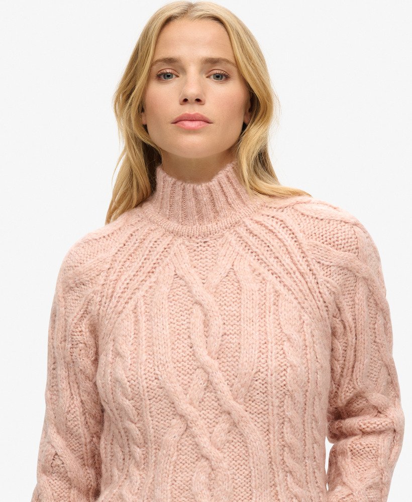 suéter de gola alta em tricô trançado na cor rosa mescla vintage blush.