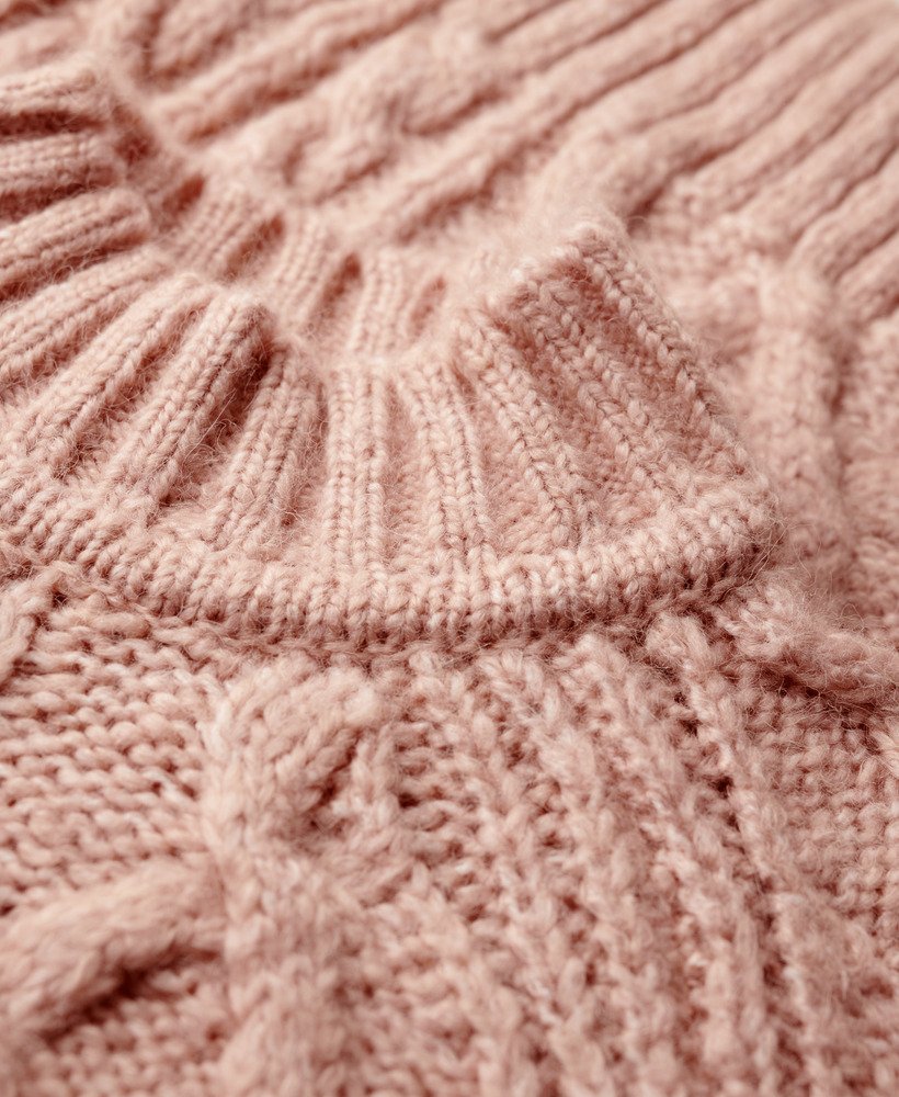 suéter de gola alta em tricô trançado na cor rosa mescla vintage blush.