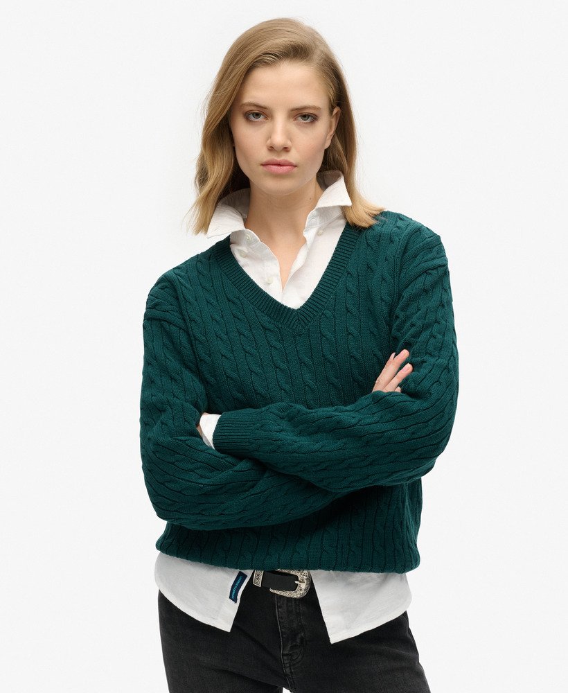suéter oversized com decote em v e tranças na cor verde pinho escuro.