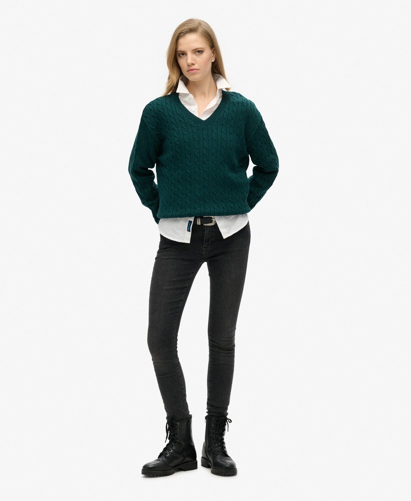 suéter oversized com decote em v e tranças na cor verde pinho escuro.