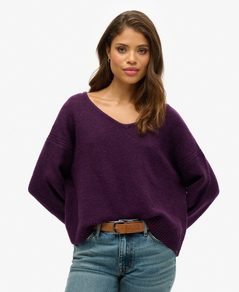suéter oversized com decote em v na cor roxo ameixa escuro com detalhe torcido