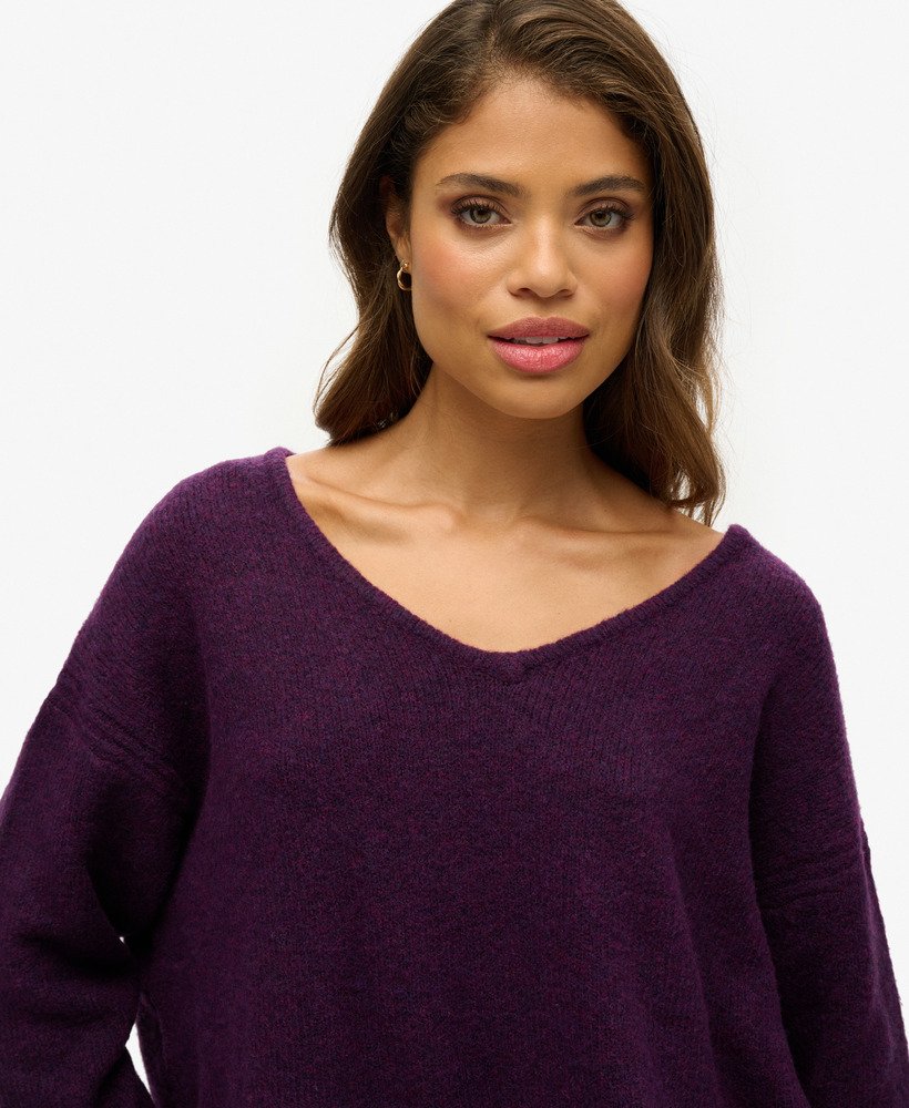 suéter oversized com decote em v na cor roxo ameixa escuro com detalhe torcido