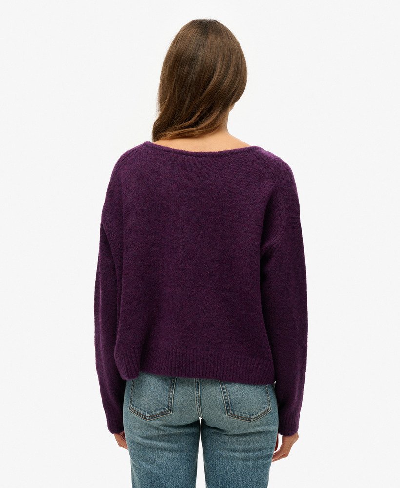 suéter oversized com decote em v na cor roxo ameixa escuro com detalhe torcido