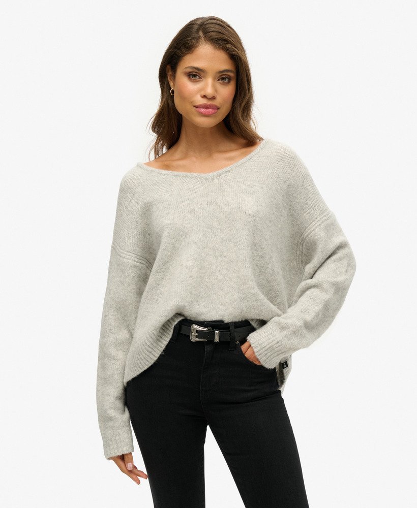 suéter oversized com decote em v na cor cinza claro torcido.