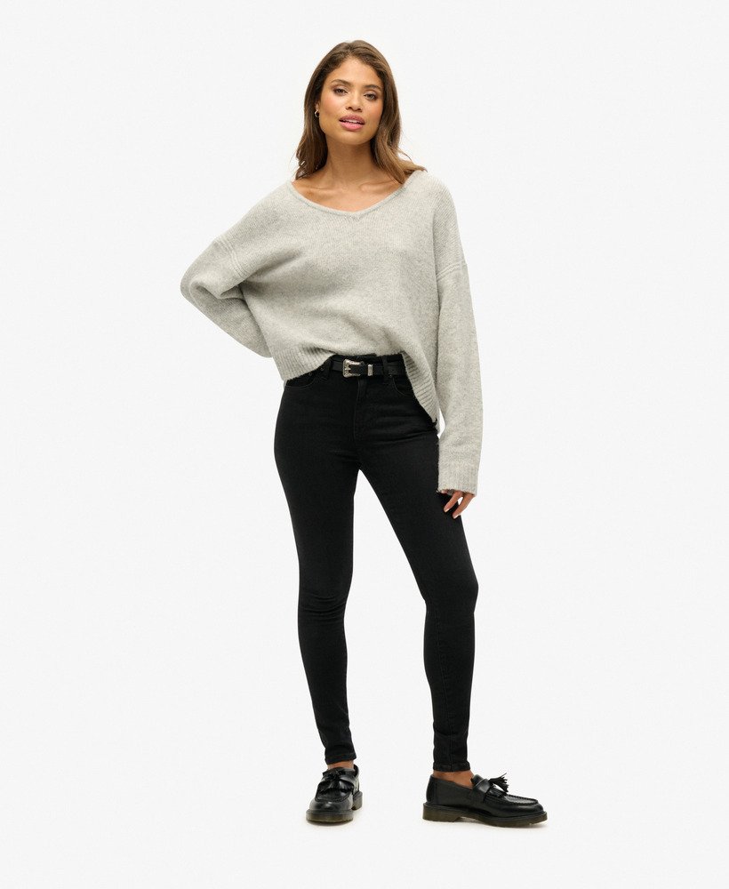 suéter oversized com decote em v na cor cinza claro torcido.