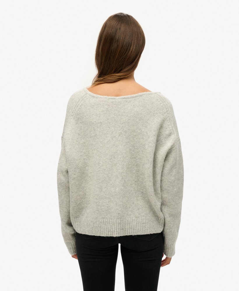 suéter oversized com decote em v na cor cinza claro torcido.