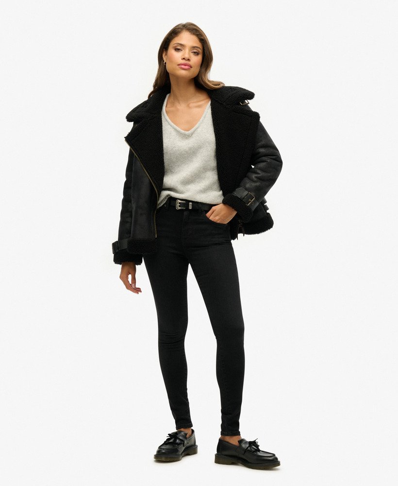 suéter oversized com decote em v na cor cinza claro torcido.