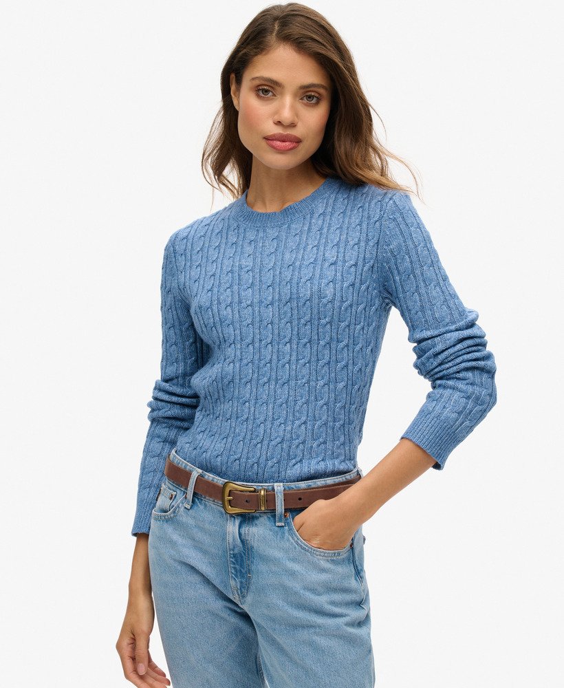 suéter de gola redonda com tranças na cor azul wedgewood.