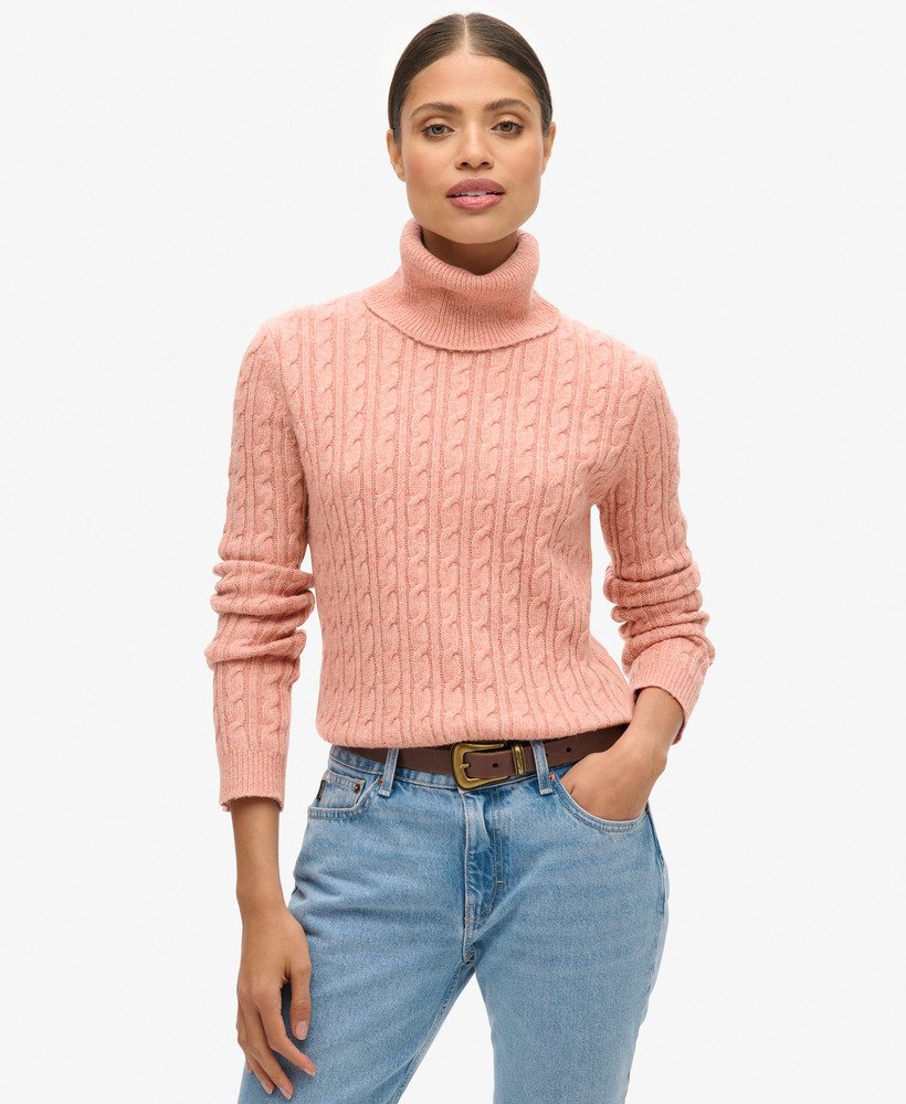 suéter de gola alta com tranças na cor rosa antigo.