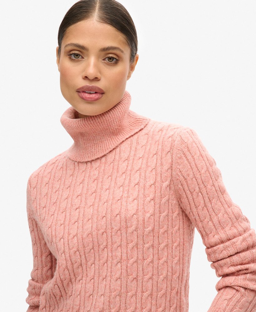 suéter de gola alta com tranças na cor rosa antigo.