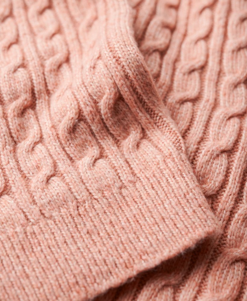 suéter de gola alta com tranças na cor rosa antigo.