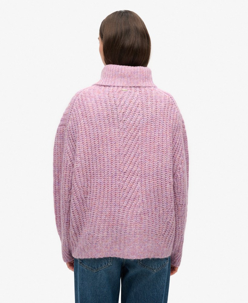 suéter de gola alta com textura canelada escovada na cor rosa antigo torcido