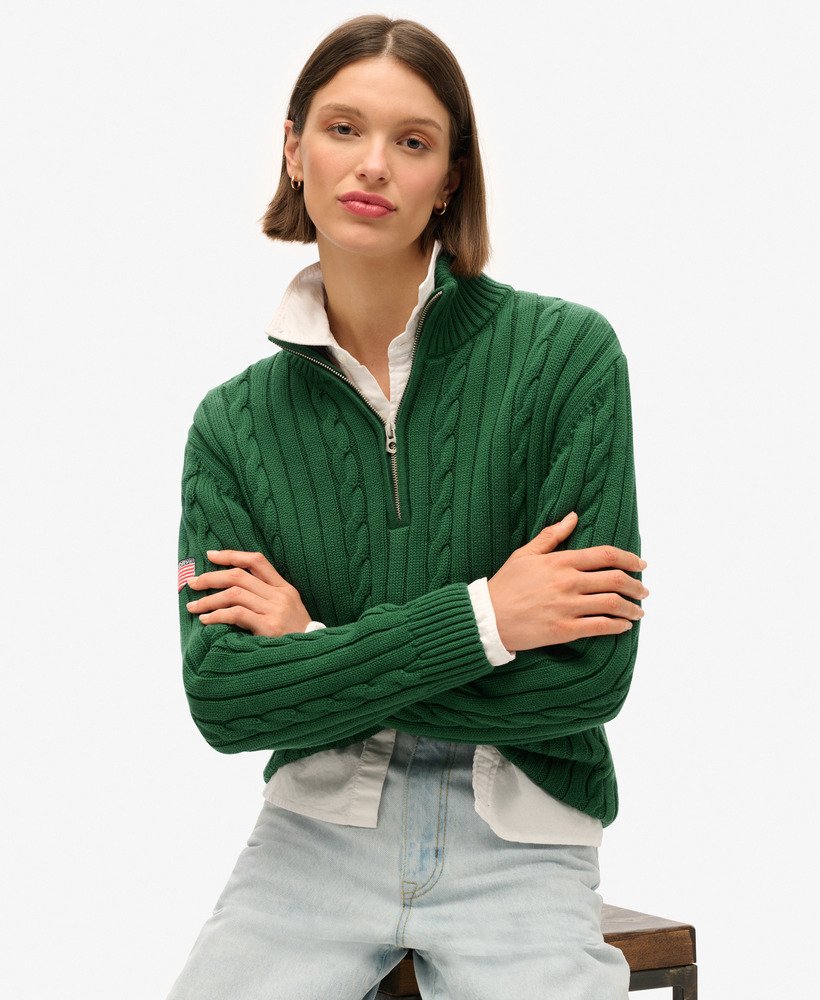 suéter henley de rugby tricotado na cor verde-floresta.