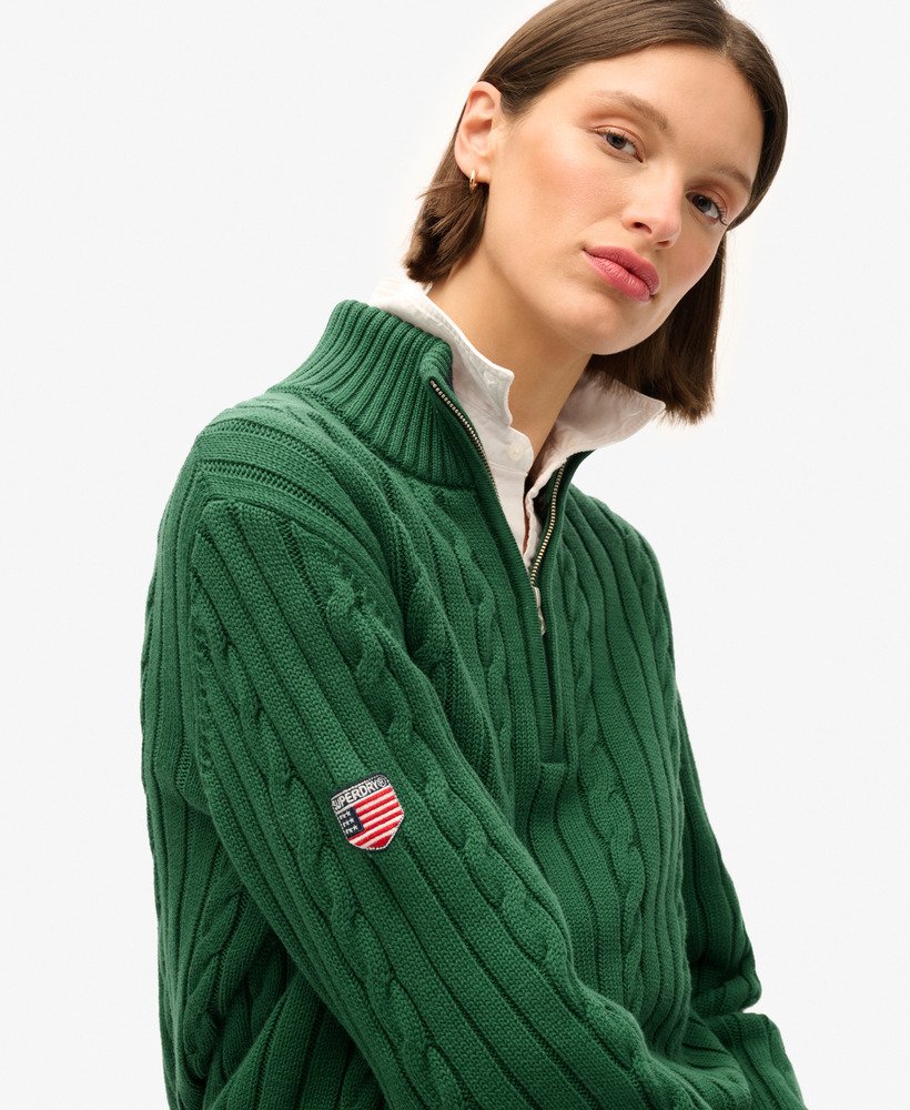 suéter henley de rugby tricotado na cor verde-floresta.